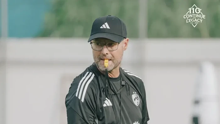 Tomas Trucha memimpin latihan PSM Makassar di Stadion Kalegowa.