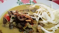 Di bilangan Kalideres, Jakarta Barat ada Warung Tongseng Joyo Samino 2. Tongsengnya berkuah kuning terang, rasanya gurih dan ada sentuhan manis. Seporsinya sekitar Rp 31.000. Foto: Google Review/Happy Couple Di bilangan Kalideres, Jakarta Barat ada Warung Tongseng Joyo Samino 2. Tongsengnya berkuah kuning terang, rasanya gurih dan ada sentuhan manis. Seporsinya sekitar Rp 31.000. Foto: Google Review/Happy Couple