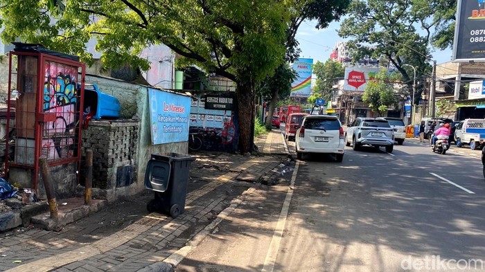 Trotoar Jalan Cihampelas yang sebelumnya dipenuhi sampah kini sudah dibersihkan. Trotoar Jalan Cihampelas yang sebelumnya dipenuhi sampah kini sudah dibersihkan.