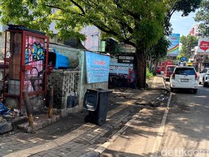 Sampah di Trotoar Jalan Cihampelas Sudah Dibersihkan!