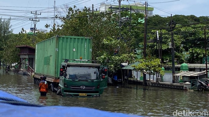 Truk mogok di Jalan Kaligawe Pantura Semarang-Demak, Kecamatan Genuk, Kota Semarang, Kamis (30/10/2025). Truk mogok di Jalan Kaligawe Pantura Semarang-Demak, Kecamatan Genuk, Kota Semarang, Kamis (30/10/2025).