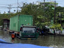 Sopir Truk Menyerah Tembus Banjir di Pantura Semarang: Tahun Ini Terparah!