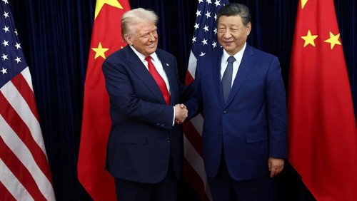U.S. President Donald Trump greets Chinese President Xi Jinping as they hold a bilateral meeting at Gimhae International Airport, on the sidelines of the Asia-Pacific Economic Cooperation (APEC) summit, in Busan, South Korea, October 30, 2025. REUTERS/Evelyn Hockstein Purchase Licensing Rights