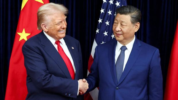 Presiden AS Donald Trump dan Presiden Tiongkok Xi Jinping saat mengadakan pertemuan bilateral di Bandara Internasional Gimhae, di sela-sela KTT Kerja Sama Ekonomi Asia-Pasifik (APEC), di Busan, Korea Selatan, 30 Oktober 2025. REUTERS/Evelyn Hockstein