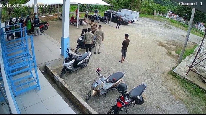 Video Wakil Bupati Pidie Jaya Hasan Basri diduga menghajar kepala SPPG Muhammad Reza viral di medsos. (Foto: screenshot video viral). Video Wakil Bupati Pidie Jaya Hasan Basri diduga menghajar kepala SPPG Muhammad Reza viral di medsos. (Foto: screenshot video viral).