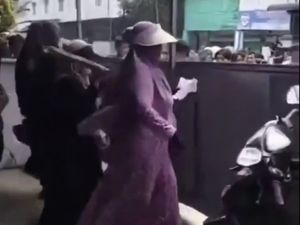 Video: Aksi Ibu-ibu Pengajian Geruduk Sarang Judi di Asahan