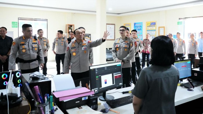 Wakapolri, Komjen Dedi Prasetyo, meninjau implementasi program Pamapta dan peningkatan pelayanan SPKT di Polresta Denpasar. (Dok. Polda Bali) Wakapolri, Komjen Dedi Prasetyo, meninjau implementasi program Pamapta dan peningkatan pelayanan SPKT di Polresta Denpasar. (Dok. Polda Bali)