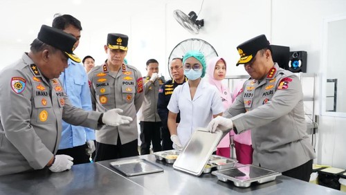 Wakapolri, Komjen Dedi Prasetyo (paling kanan), mengunjungi SPPG Plawa yang dioperasikan oleh Polda Bali, Kamis, (30/10/2025). (Dok. Polda Bali)