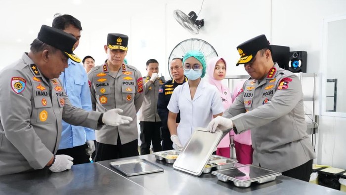 Wakapolri, Komjen Dedi Prasetyo (paling kanan), mengunjungi SPPG Plawa yang dioperasikan oleh Polda Bali, Kamis, (30/10/2025). (Dok. Polda Bali) Wakapolri, Komjen Dedi Prasetyo (paling kanan), mengunjungi SPPG Plawa yang dioperasikan oleh Polda Bali, Kamis, (30/10/2025). (Dok. Polda Bali)