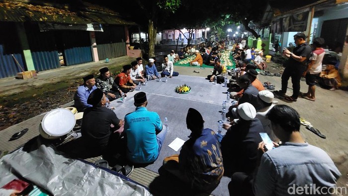 Wakil Bupati Cirebon, Agus Kurniawan Budiman beserta ratusan warga yang menggelar acara syukuran usai jalan diperbaiki Wakil Bupati Cirebon, Agus Kurniawan Budiman beserta ratusan warga yang menggelar acara syukuran usai jalan diperbaiki