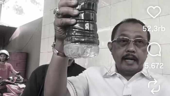 Wakil Wali Kota Surabaya Armuji menunjukkan BBM Pertalite yang diduga bercampur bahan lain saat sidak di salah satu SPBU. Wakil Wali Kota Surabaya Armuji menunjukkan BBM Pertalite yang diduga bercampur bahan lain saat sidak di salah satu SPBU.