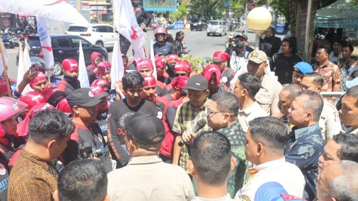 Wali Kota Makassar Munafri Arifuddin menerima aspirasi serikat pekerja soal UMK Makassar 2026.