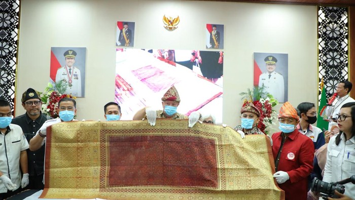 Wali Kota Palembang Ratu Dewa menerima penyerahan kain songket dari warga Australia