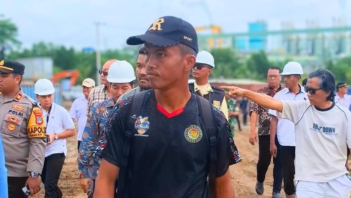 Warga bersama PT PRI, DPRD Tarakan, TNI/POLRI, dan Pemkot Tarakan melakukan peninjauan lapangan. (Oktavian Balang/detikKalimantan) Warga bersama PT PRI, DPRD Tarakan, TNI/POLRI, dan Pemkot Tarakan melakukan peninjauan lapangan. (Oktavian Balang/detikKalimantan)