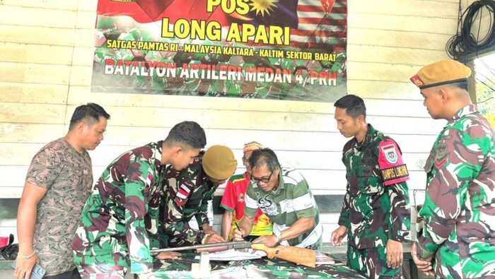 Warga Kampung Long Apari, L alias N (37), secara sukarela menyerahkan sepucuk senjata api (senpi) rakitan jenis Col kaliber 9 mm kepada Satgas Pamtas. (Dokumentasi Satgas Pamtas RI-Malaysia Yonarmed 4/Parahyangan)