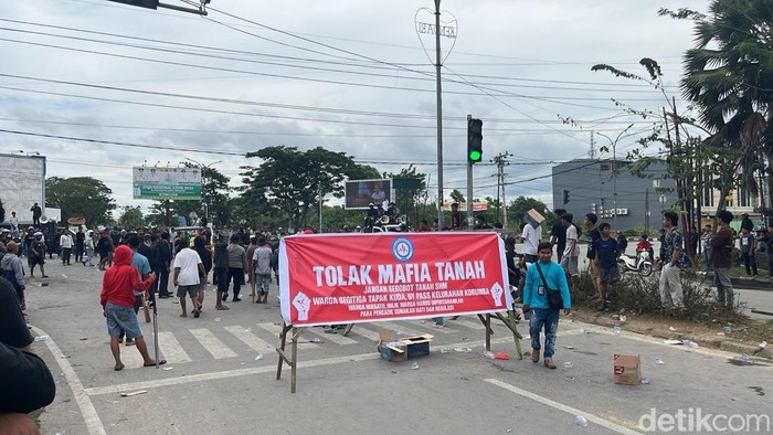 Warga memblokade ruas perempatan McD untuk menolak konstatering PN Kendari.