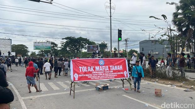 Warga memblokade ruas perempatan McD untuk menolak konstatering PN Kendari. Warga memblokade ruas perempatan McD untuk menolak konstatering PN Kendari.