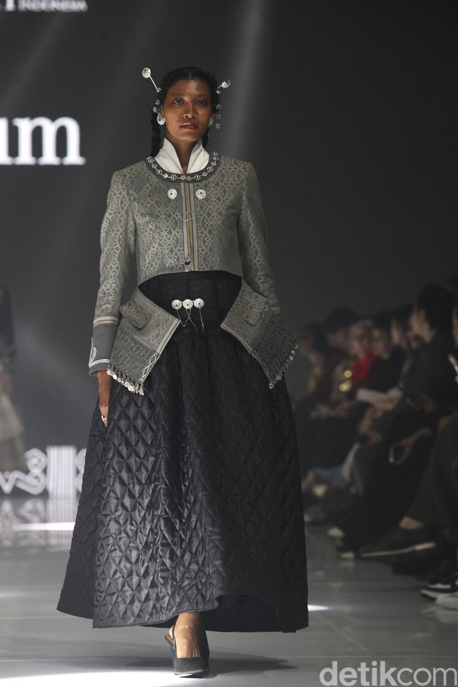 Untuk acara formal, pilih motif batik atau tenun yang memiliki warna lebih kalem, seperti navy, hitam, burgundy, atau cokelat tua. Motif geometris atau kombinasi garis seperti koleksi rancangan desainer Wilsen Willim ini juga memberikan kesan rapi dan profesional. (Foto: Ari Saputra/detikcom)