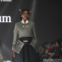 Untuk acara formal, pilih motif batik atau tenun yang memiliki warna lebih kalem, seperti navy, hitam, burgundy, atau cokelat tua. Motif geometris atau kombinasi garis seperti koleksi rancangan desainer Wilsen Willim ini juga memberikan kesan rapi dan profesional. (Foto: Ari Saputra/detikcom)