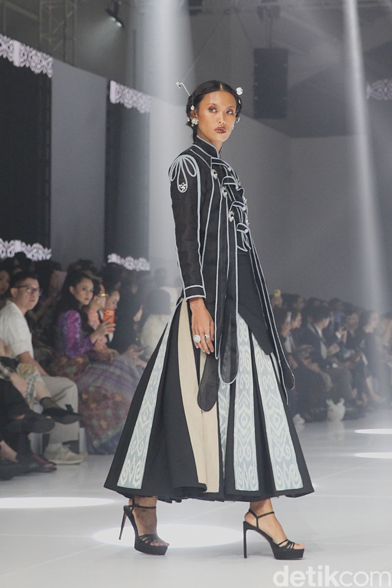 Wilsen Willim JFW 2026 Model mengenakan busana koleksi Wilsen Willim di Jakarta Fashion Week 2026 (JFW 2026) di Jakarta, Kamis (30/10/2025).