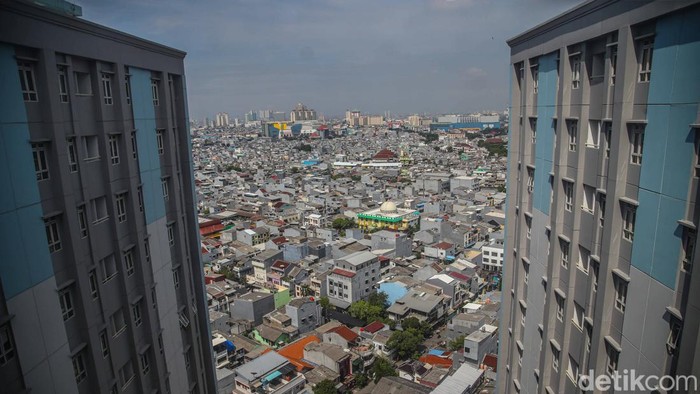 Sejumlah warga beraktivitas di kawasan Rusun  Wisma Atlet Blok C2 Kemayoran, Jakarta Pusat, Kamis (30/10/2025). Rusun Wisma Atlet Blok C2 kini kembali difungsikan setelah sebelumnya menjadi Rumah Sakit Darurat COVID-19.