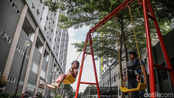 Wisma Atlet Berubah Jadi Rumah Abdi Negara di Kemayoran Sejumlah warga beraktivitas di kawasan Rusun  Wisma Atlet Blok C2 Kemayoran, Jakarta Pusat, Kamis (30/10/2025). Rusun Wisma Atlet Blok C2 kini kembali difungsikan setelah sebelumnya menjadi Rumah Sakit Darurat COVID-19.