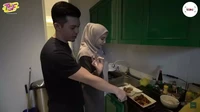 Tak jarang Irwansyah juga kerap membantu Zaskia Sungkar ketika memasak, seperti yang terlihat di momen ini, mereka kompak memasak di dapur kotor di rumahnya. Foto: Instagram/@zaskiasungkar15 Tak jarang Irwansyah juga kerap membantu Zaskia Sungkar ketika memasak, seperti yang terlihat di momen ini, mereka kompak memasak di dapur kotor di rumahnya. Foto: Instagram/@zaskiasungkar15