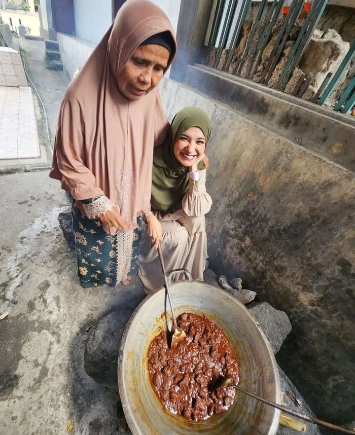 Zaskia Sungkar masak Zaskia Sungkar masak.