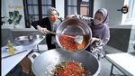 Jago Masak! Zaskia Sungkar Bikin Rendang hingga Pentol Mercon Jago Masak! Zaskia Sungkar Bikin Rendang hingga Pentol Mercon