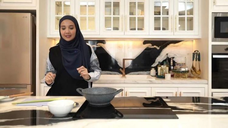 Jago Masak! Zaskia Sungkar Bikin Rendang hingga Pentol Mercon