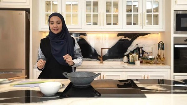 Jago Masak! Zaskia Sungkar Bikin Rendang hingga Pentol Mercon