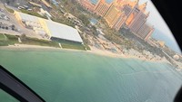 Salah satu view yang dilihat Zee dari dalam helikopter. Gedung yang terlihat berwarna bata itu adalah The Palm, hotel mewah yang berada di Palm Jumeirah, sebuah pulau buatan di Dubai, Uni Emirat Arab (Instagram/Zee) Salah satu view yang dilihat Zee dari dalam helikopter. Gedung yang terlihat berwarna bata itu adalah The Palm, hotel mewah yang berada di Palm Jumeirah, sebuah pulau buatan di Dubai, Uni Emirat Arab (Instagram/Zee)