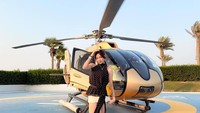 Dalam akun instagramnya, Zee membagikan momen dirinya naik helikopter di Dubai. Gaya fotonya di depan helikopter yang bisa jadi ide foto traveler nih! (Instagram/Zee) Dalam akun instagramnya, Zee membagikan momen dirinya naik helikopter di Dubai. Gaya fotonya di depan helikopter yang bisa jadi ide foto traveler nih! (Instagram/Zee)