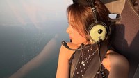 Foto-foto Zee pun dipuji cantik oleh para penggemarnya. Juga banyak netizen yang penasaran bagaimana rasanya naik helikopter di sana. (Instagram/Zee) Foto-foto Zee pun dipuji cantik oleh para penggemarnya. Juga banyak netizen yang penasaran bagaimana rasanya naik helikopter di sana. (Instagram/Zee)