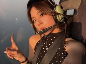 Potret Zee JKT48 Naik Helikopter Menikmati Dubai dari Ketinggian