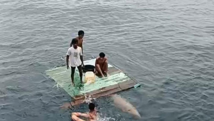 5 dari 8 ABK KM Fadil Jaya 12 yang mengangkut 60 ton batu bara dan tenggelam ditemukan selamat 5 dari 8 ABK KM Fadil Jaya 12 yang mengangkut 60 ton batu bara dan tenggelam ditemukan selamat.