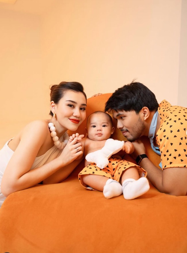 Pasangan Aaliyah Massaid dan Thariq Halilintar kembali mencuri perhatian warganet lewat pemotretan keluarga mereka. Kali ini, mereka tampil totalitas dengan konsep The Flintstones, lengkap bersama sang buah hati, baby Arash. Foto: Instagram/@thariqhalilintar