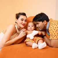 Pasangan Aaliyah Massaid dan Thariq Halilintar kembali mencuri perhatian warganet lewat pemotretan keluarga mereka. Kali ini, mereka tampil totalitas dengan konsep The Flintstones, lengkap bersama sang buah hati, baby Arash. Foto: Instagram/@thariqhalilintar