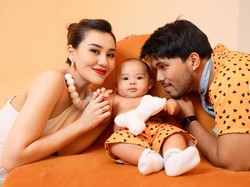 Foto Aaliyah Massaid-Thariq Jadi Keluarga Flintstones, Baby Arash Bikin Gemas