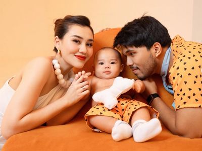 Foto Aaliyah Massaid-Thariq Jadi Keluarga Flintstones, Baby Arash Bikin Gemas