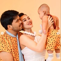 Aaliyah, Thariq, dan baby Arash tampil serasi mengenakan kostum bernuansa oranye dengan motif segitiga hitam khas Fred dan Pebbles Flintstone. Ketiganya tampil kompak memamerkan keceriaan dan keharmonisan keluarga mereka. Foto: Instagram/@thariqhalilintar
