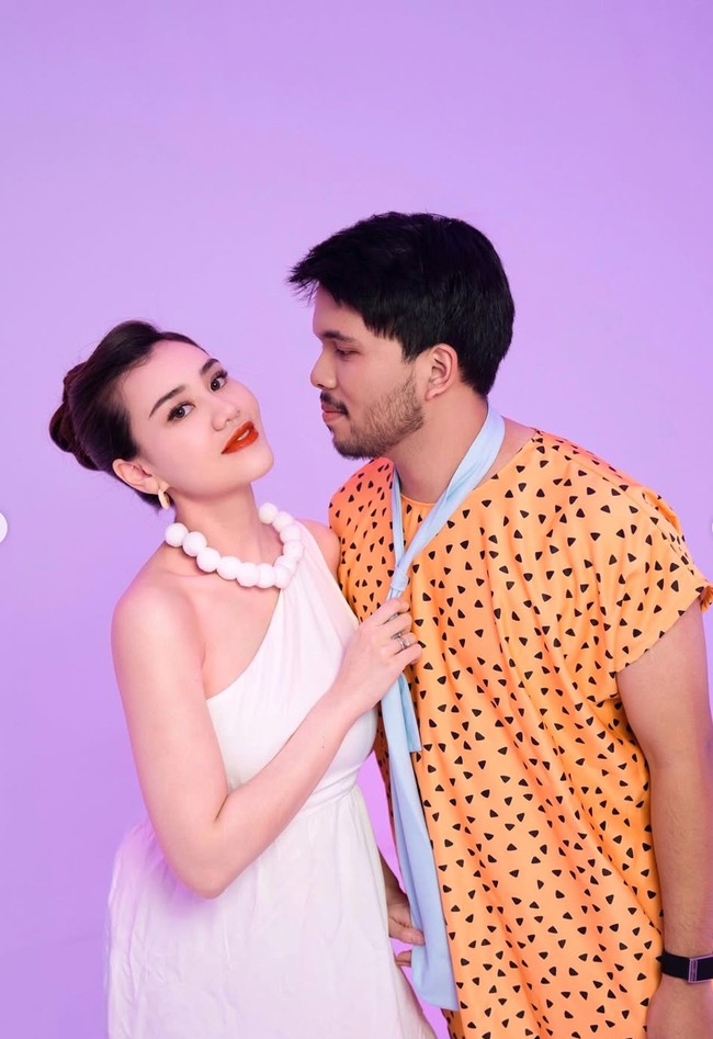 Melengkapi penampilannya Aaliyah juga mengenakan lipstik merah terang. Rambutnya dicepol ke belakang khas karakter Wilma. Foto: Instagram/@thariqhalilintar