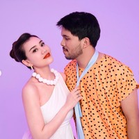 Melengkapi penampilannya Aaliyah juga mengenakan lipstik merah terang. Rambutnya dicepol ke belakang khas karakter Wilma. Foto: Instagram/@thariqhalilintar