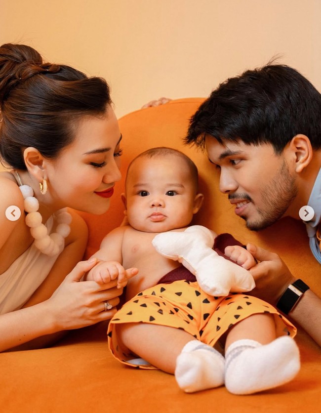 Yang tak kalah jadi sorotan ialah kehadiran baby Arash di pemotretan tersebut. Kenakan celana oranye bermotif sama seperti sang ayah, baby Arash terlihat menggemaskan. Foto: Instagram/@thariqhalilintar