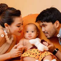 Yang tak kalah jadi sorotan ialah kehadiran baby Arash di pemotretan tersebut. Kenakan celana oranye bermotif sama seperti sang ayah, baby Arash terlihat menggemaskan. Foto: Instagram/@thariqhalilintar