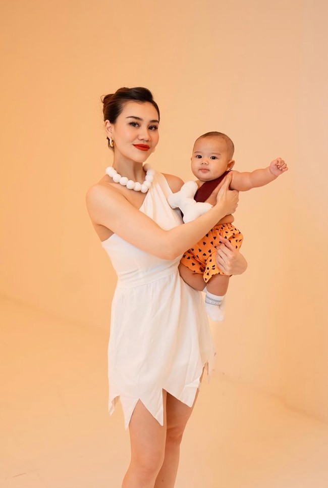 Pose bareng sang mama, keimutan baby Arash bikin banyak netizen ikut gemas. Ditambah busana yang dikenakan baby Arash membuat tubuh gempalnya semakin terlihat. Foto: Instagram/@thariqhalilintar