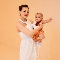 Pose bareng sang mama, keimutan baby Arash bikin banyak netizen ikut gemas. Ditambah busana yang dikenakan baby Arash membuat tubuh gempalnya semakin terlihat. Foto: Instagram/@thariqhalilintar