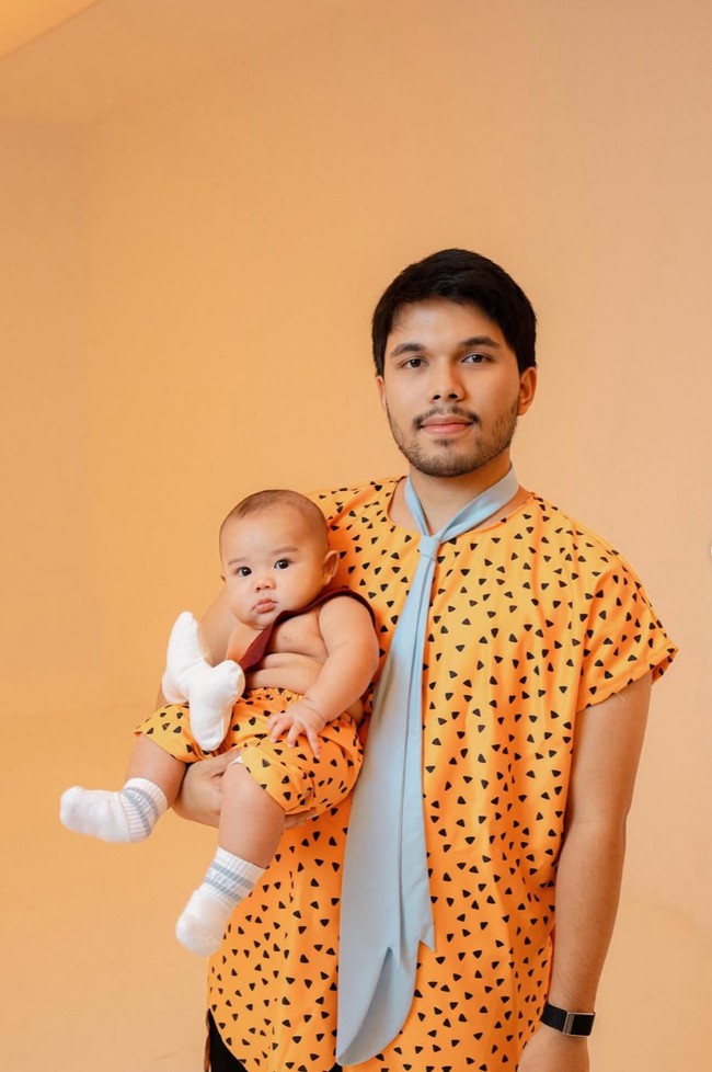 Kali ini giliran baby Arash berpose bareng sang ayah. Ekspresi wajahnya selalu sukses bikin pengin cubit. Mashaa Allah gemes amay ya, tulis salah satu komentar. Abang Arash kenapa kamu nurut aja sih...... Gemes tau, komentar lain. Foto: Instagram/@thariqhalilintar