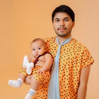 Kali ini giliran baby Arash berpose bareng sang ayah. Ekspresi wajahnya selalu sukses bikin pengin cubit. Mashaa Allah gemes amay ya, tulis salah satu komentar. Abang Arash kenapa kamu nurut aja sih...... Gemes tau, komentar lain. Foto: Instagram/@thariqhalilintar