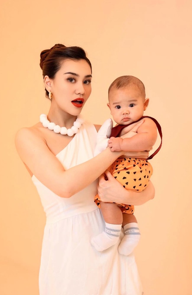 Lahir pada 13 Juni 2025, saat ini usia baby Arash baru menginjak sekitar 4 bulan. Tubuhnya yang gempal dan pipinya yang chubby selalu sukses bikin banyak netizen ikut gemas. Foto: Instagram/@thariqhalilintar